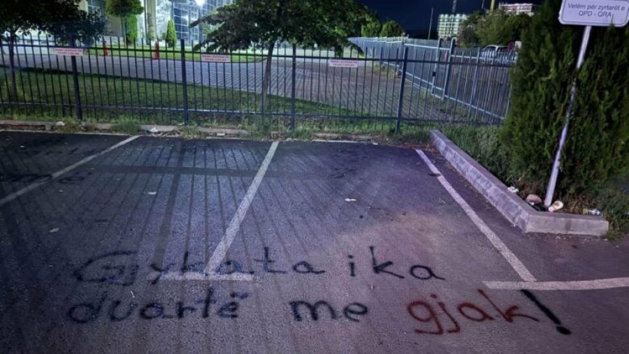 “I keni duart me gjak” - qytetarët të revoltuar ndaj Gjykatës së Gjilanit pas vrasjes së trefishtë