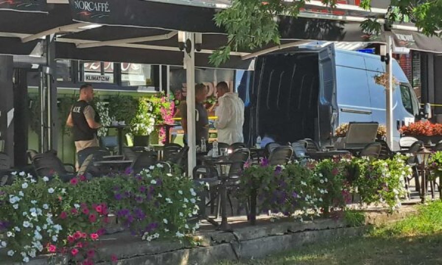 “Nuk bon me kanë Bujari”, incizimi në tavolinë i momentit kur ndodhi vrasja e trefishtë në Gjilan