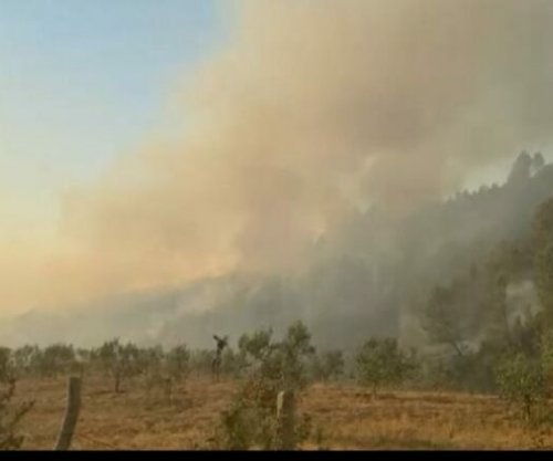 Zjarri del jashtë kontrollit në Poliçan, urdhërohet evakuimi i banorëve