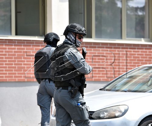 Policia u gjeti armë e municion gjatë bastisjes, arrestohen dy femra dhe një mashkull në Deçan