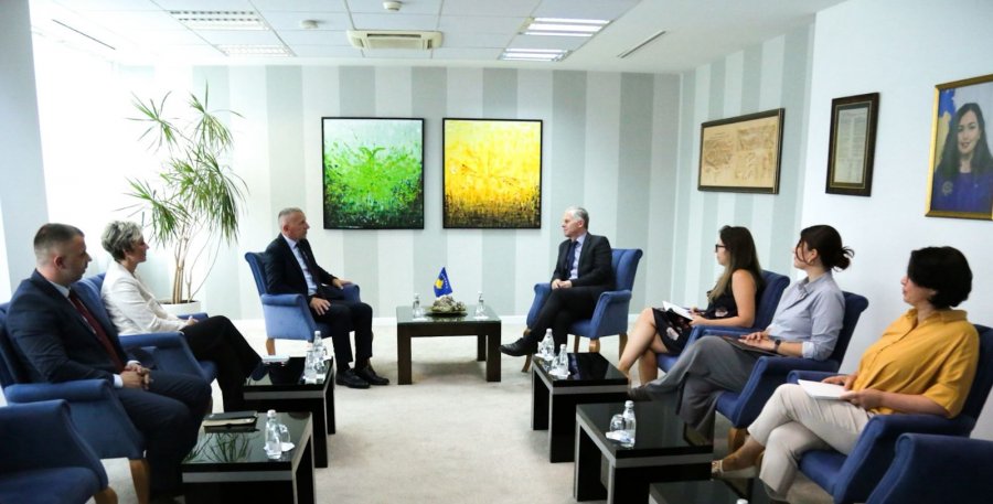 Përfaqësuesit e Luginës në takim me Bislimin: Mbështetja për shqiptarët në Serbi, e domosdoshme