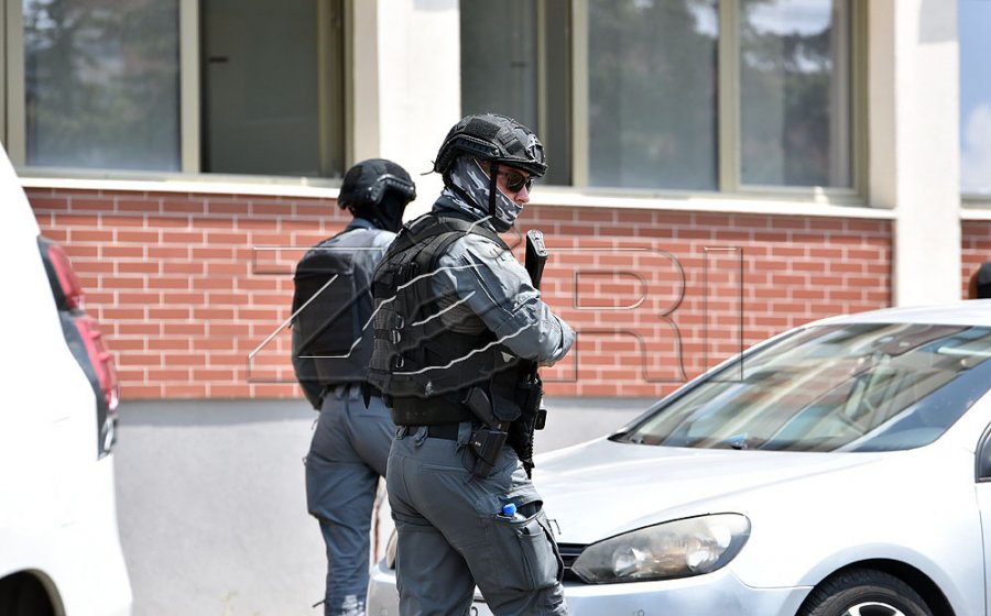Policia u gjeti armë e municion gjatë bastisjes, arrestohen dy femra dhe një mashkull në Deçan