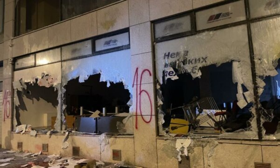 Pamje nga “Rruga e Kosovës” në Novi Sad, raportohet se janë demoluar krejtësisht zyrat e partisë së Vuçiqit