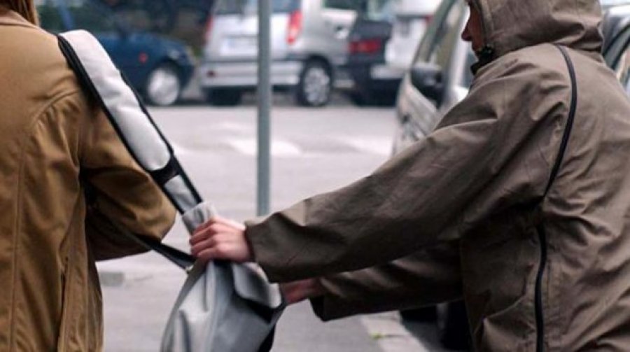 Pak minuta pasi ia grabitën çantën me para një personi, arrestohen katër të rinj në Fushë-Kosovë