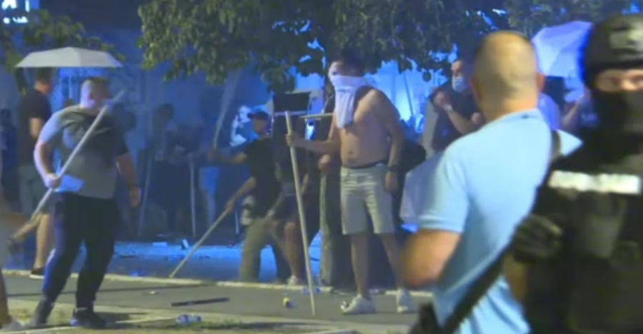 Protestë e dhunshme në Serbi: Thirrje për largimin e Vuçiqit, plagosen dhjetëra persona