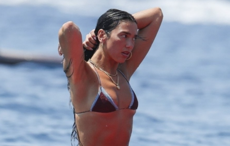 Dua Lipa duket mahnitëse në bikini, teksa bën joga në det gjatë pushimeve në Ibiza
