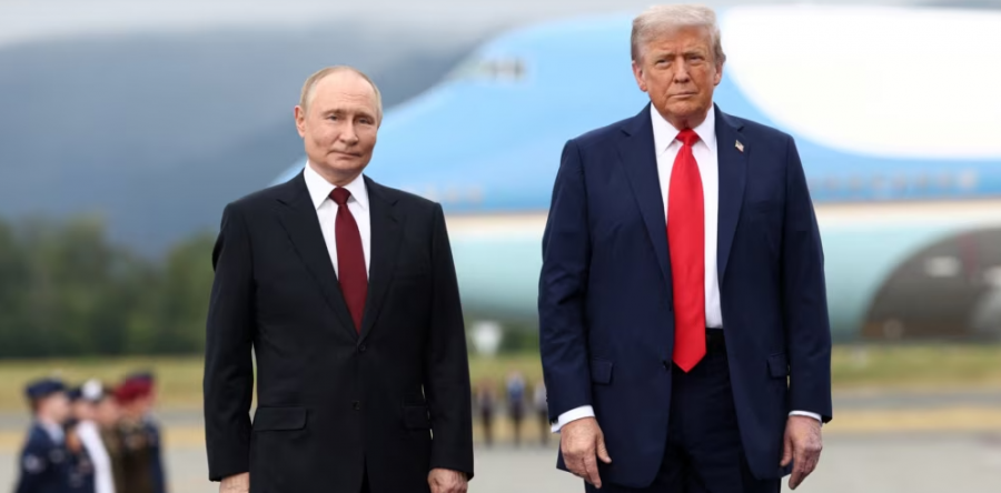 Nis takimi historik, Trumpi e pret Putinin me duartrokitje dhe shtrëngim duarsh
