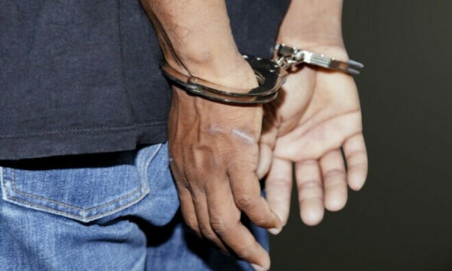 Katër persona të arrestuar pasi grabitën 8000 euro në Fushë Kosovë