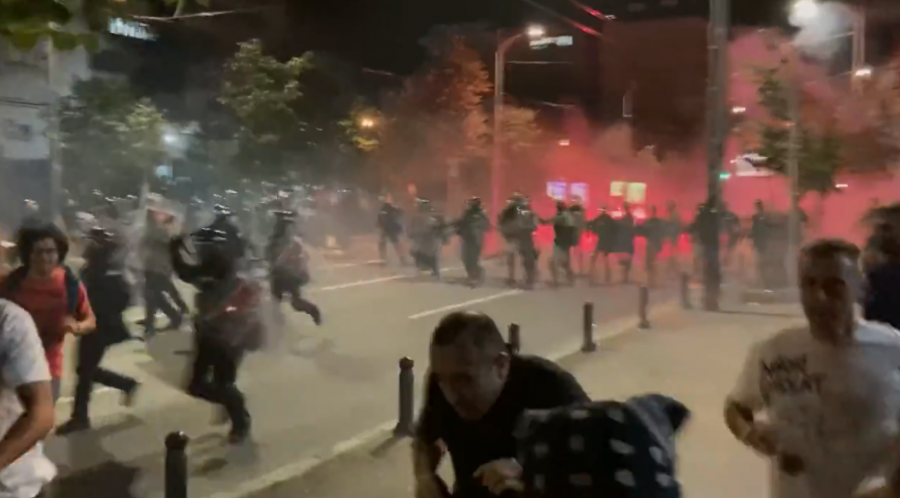 Përleshje mes protestuesve dhe policisë në Serbi
