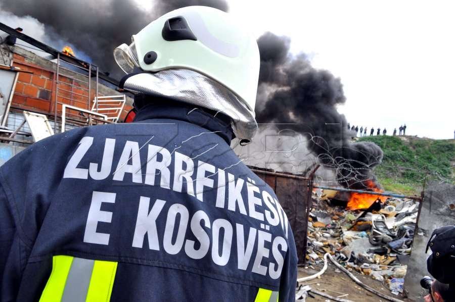 Pak zjarrfikës dhe pajisje të vjetruara në betejën kundër zjarreve