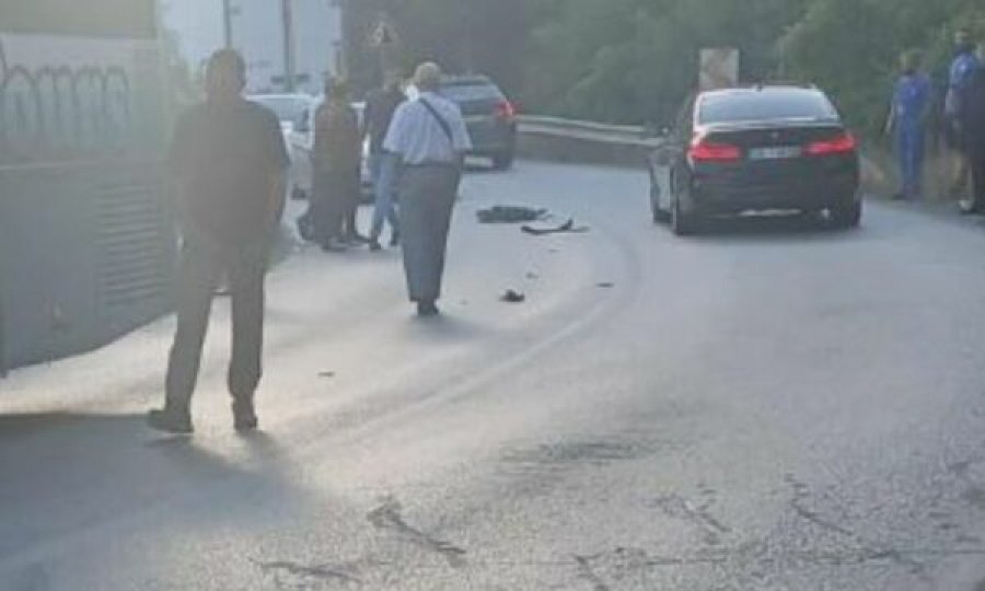 Kamioni godet autobusin pranë liqenit të Badocit