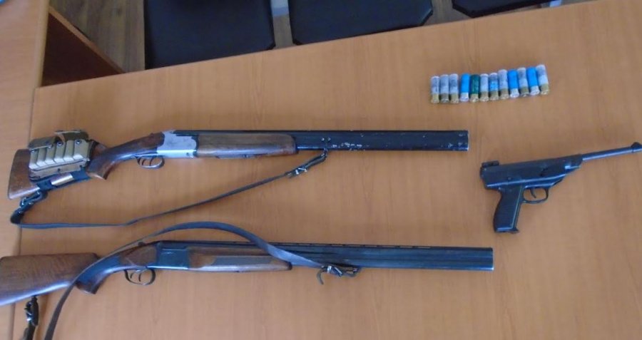 Policia sekuestron 13 armë zjarri në Pejë