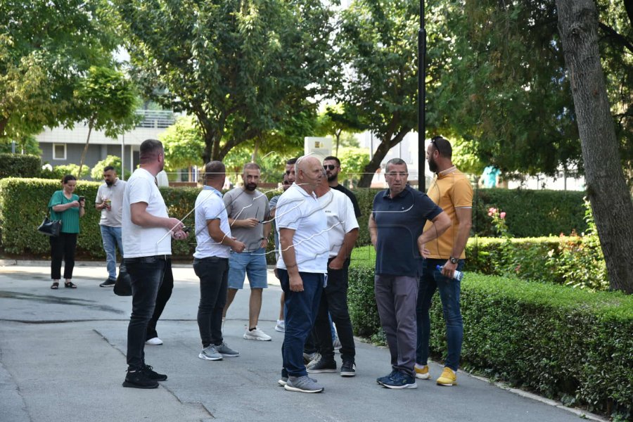Transportuesit nga Podujeva kundërshtojnë vendimin e Komunës së Prishtinës për ndalesën te Xhamia e Llapit
