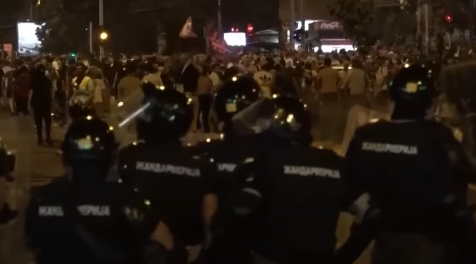 Protestuesit në Serbi nuk i ndal as kërcënimi i Vuçiqit