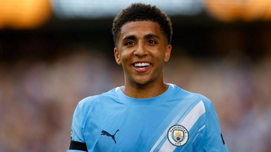 Rico Lewisi zgjat kontratën me Man City