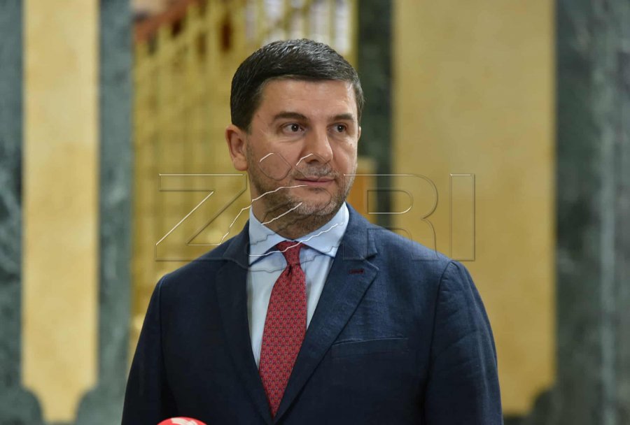 Krasniqi në Mitrovicë  Qeveria në ikje po tutet  për herë të parë pushteti po i rrëshqet nga dora