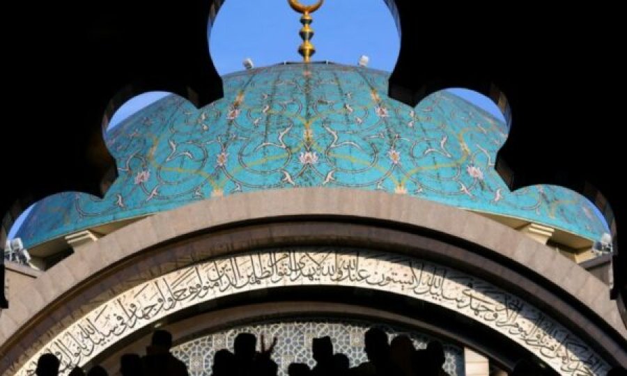 Majlajzia kërcënon me burgosje burrat myslimanë që nuk falin namazin e së premtes