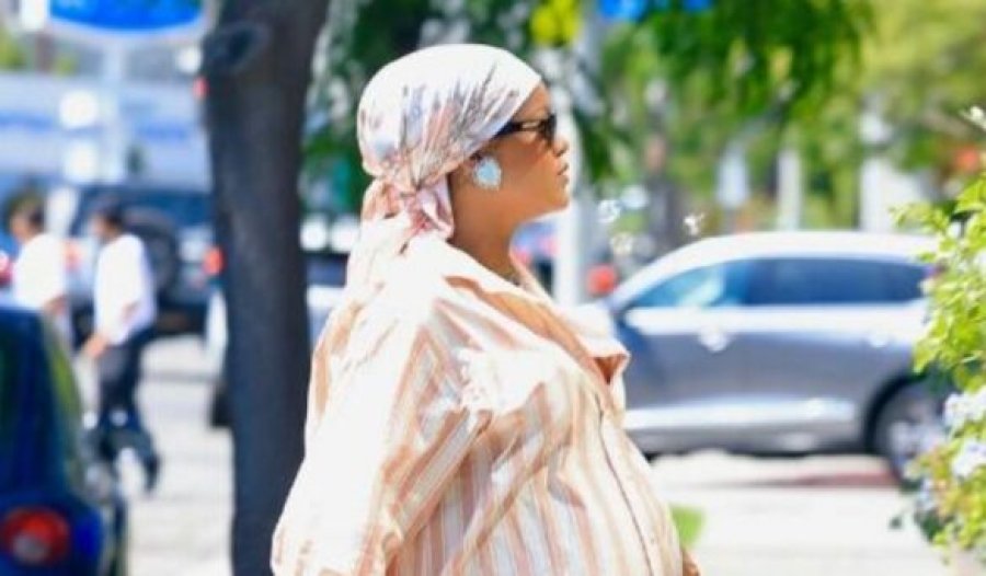 Rihanna shfaqet me pizhame rrugëve të Los Angelesit