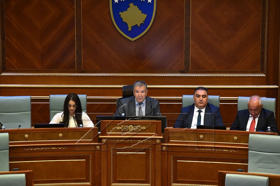 Krasniqi për Deharin: Do të duhej të kërkonte falje, më mirë të tërhiqet nga kryesimi i seancës konstituive
