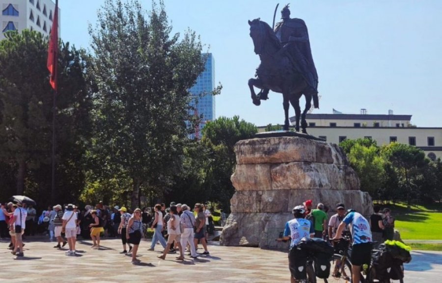 INSTAT: Në korrik mbi 1,82 milionë të huaj hynë në Shqipëri