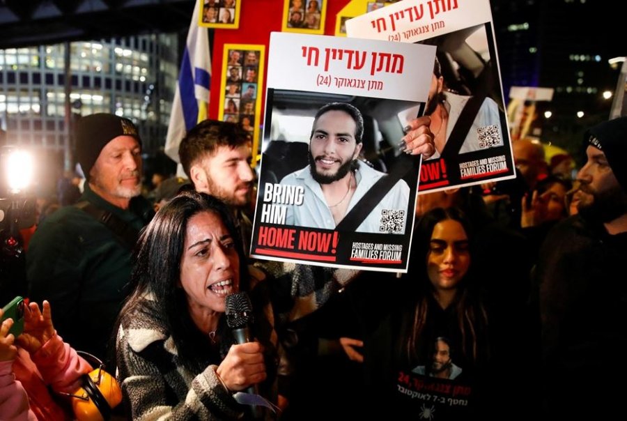 Nëna e njërit prej pengjeve të Hamasit i kërkon Netanyahut të bjerë dakord për një marrëveshje armëpushimi