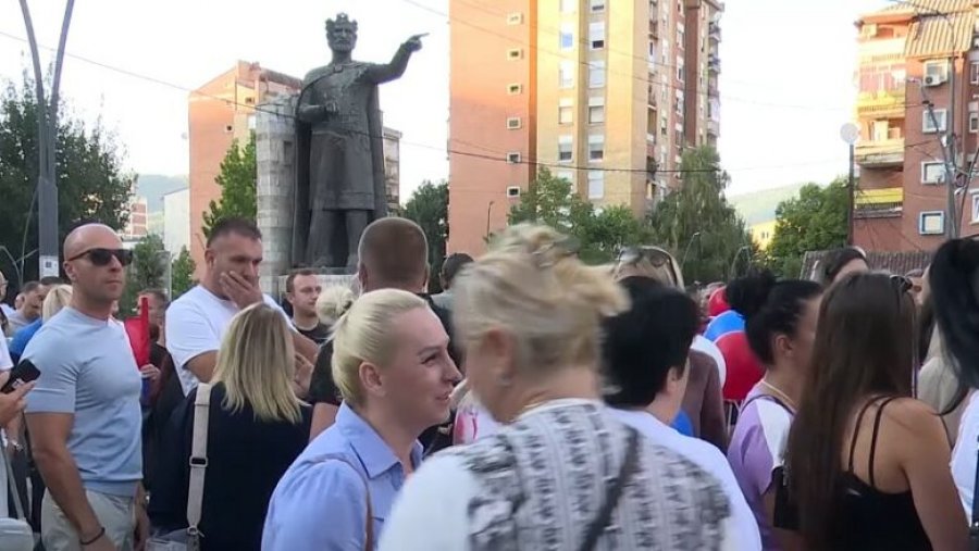 Protesta “pro-Vuçiqit” në Mitrovicë të Veriut, të pranishëm edhe zyrtarë të Listës Serbe