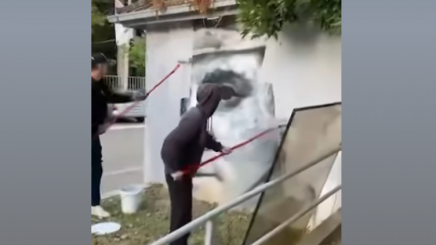 Kosova largon mesazhet dhe simbolet e Ratko Mlladiqit nga hapësirat publike në veri