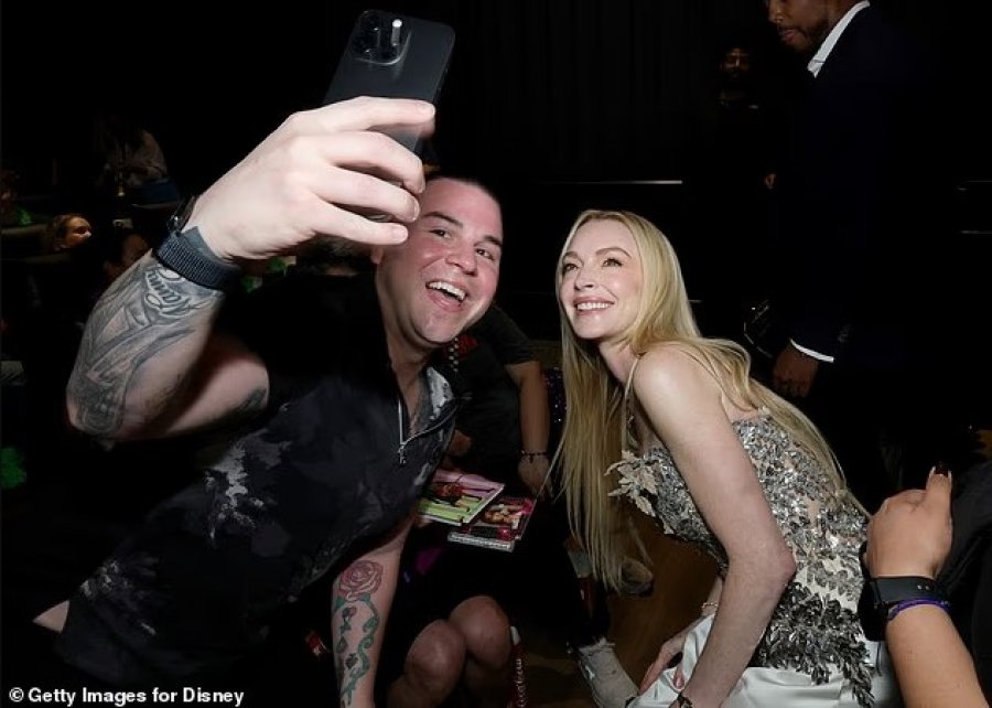 Lindsay Lohan mahnit fansat me paraqitje surprizë në “Freakier Friday” në NYC