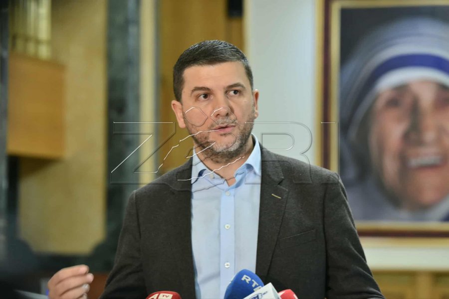 Krasniqi thotë se kërkuan pauzë për koordinim për ta votuar Bashën për kryeparlamentar