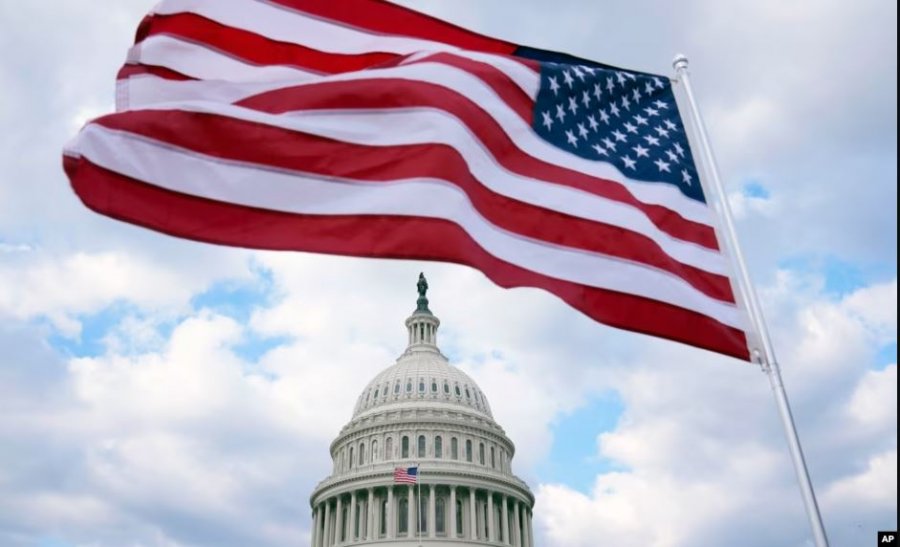 Trumpi urdhëron masa ndëshkuese ndaj djegies së flamurit amerikan