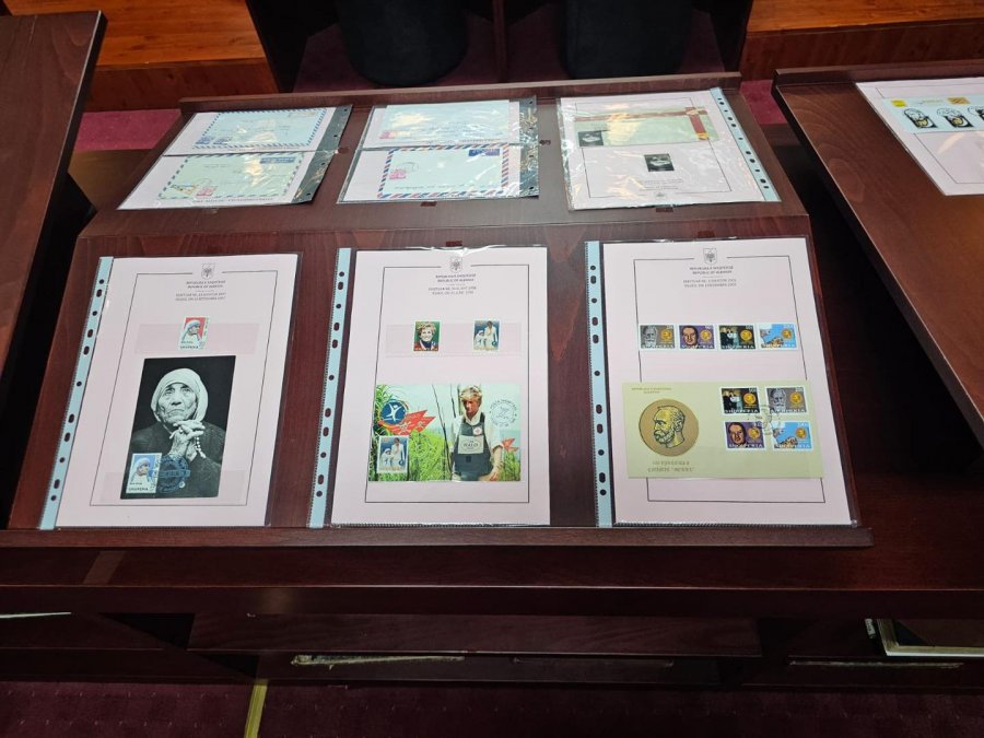 Biblioteka Kombëtare në Shqipëri hap ekspozitën në nderim të Nënë Terezës