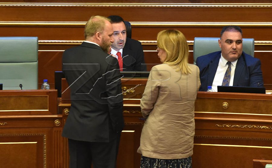Gati dy orë nga pauza e thirrur, ende s’ka nisur seanca e Kuvendit