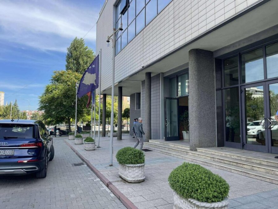 Ambasadori Rohde arrin në Kuvendin e Kosovës