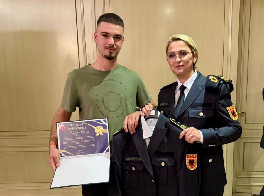 Djali i Rexhep Selimit pranon uniformën e veteranit të UÇK-së