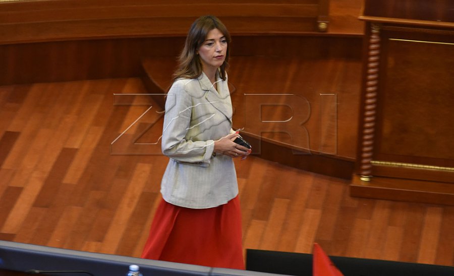 Albulena Haxhiu sqaron çështjen e mbajtjes së dy detyrave njëkohësisht