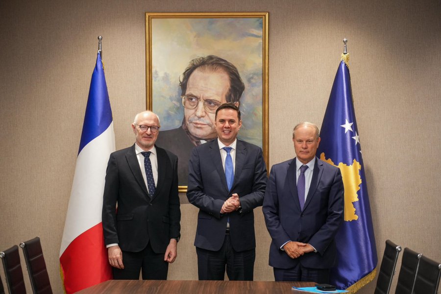 Abdixhiku takohet me diplomatë francezë, flasin për zhvillimet në vend