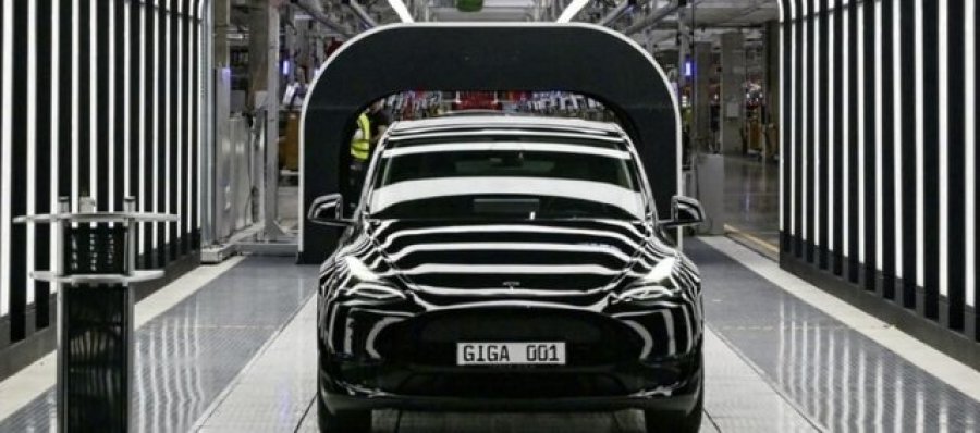 Shitjet e Teslës në Europë bien me 40%, trefishohen regjistrimet e rivalit kinez BYD