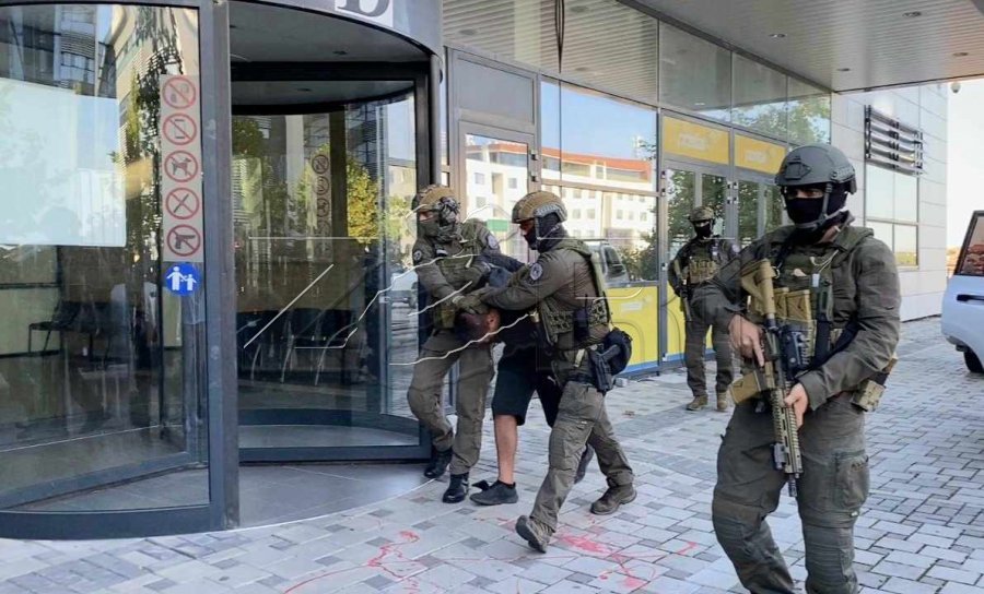 Serbja e dyshuar për spiunazh i dërgonte mesazhe edhe njërit nga të arrestuarit për sulmin në Banjskë