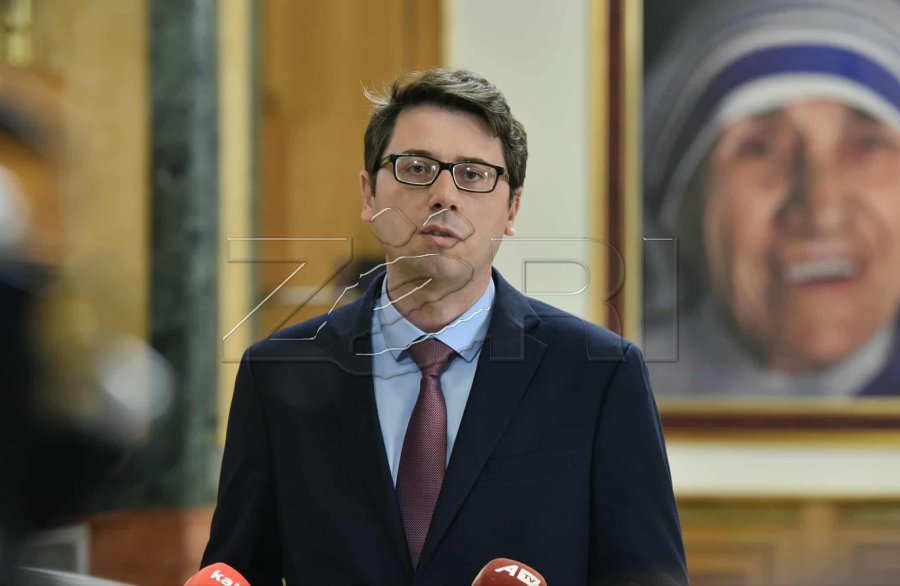 Murati i reagon Bajramit për “ikjen e 9.7% të popullsisë nga Kosova brenda vitit”