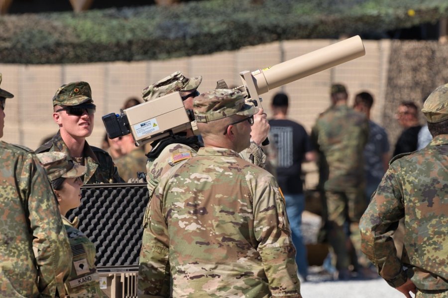 Bondsteel: Ushtarët gjermanë të KFOR-it ua prezantojnë armatimin kolegëve amerikanë