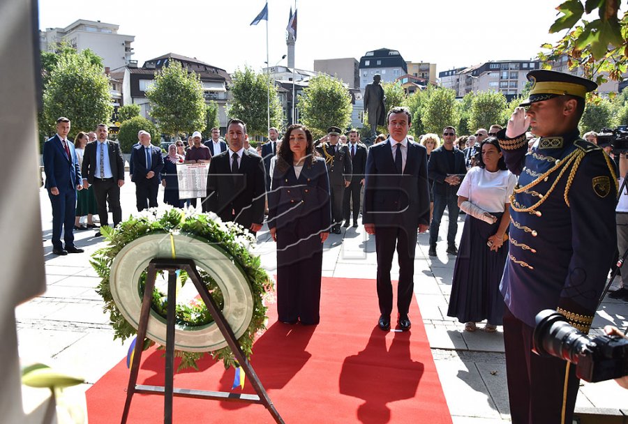 Liderët shtetërorë, homazhe te monumenti i personave të zhdukur