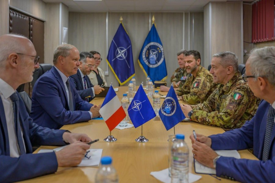 Emisari francez takoi Barduanin: KFOR-i, mision që kontribuon në stabilitetin e Kosovës