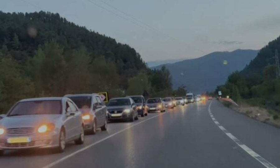 Largimi i pushuesve nga Kosova prej Velipojës e Shëngjinit, krijohet trafik i rënduar në Rrugën e Kombit