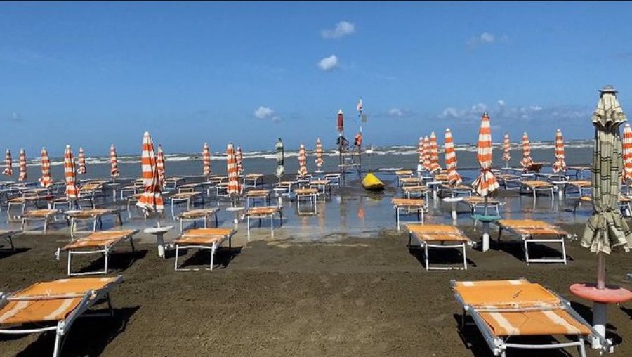 Stuhia largon pushuesit nga plazhet e Shqipërisë