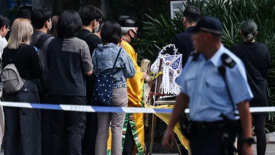 Hong-Kongu arreston të dyshuar të tjerë në hetimin e zjarrit, numri i të vdekurve arrin në 151