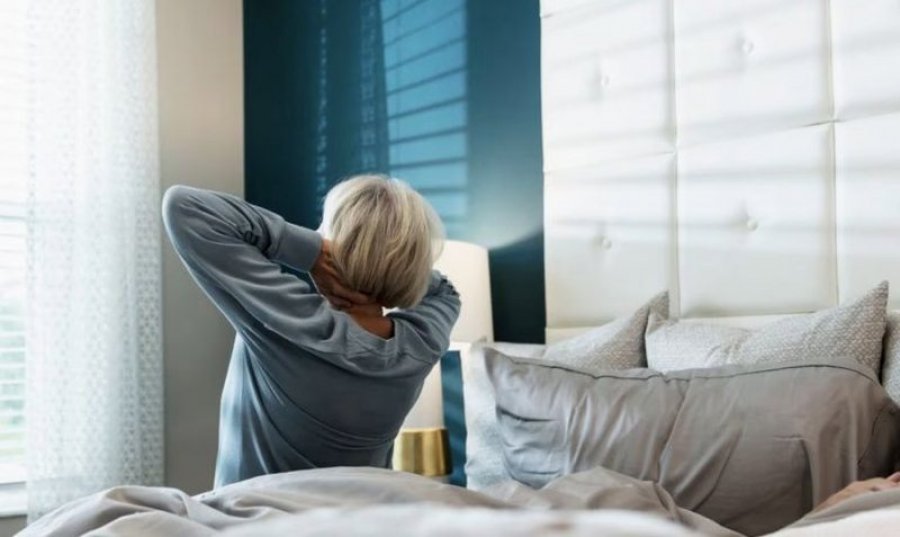 Pse kur fillojmë të plakemi kemi nevojë më pak për gjumë?