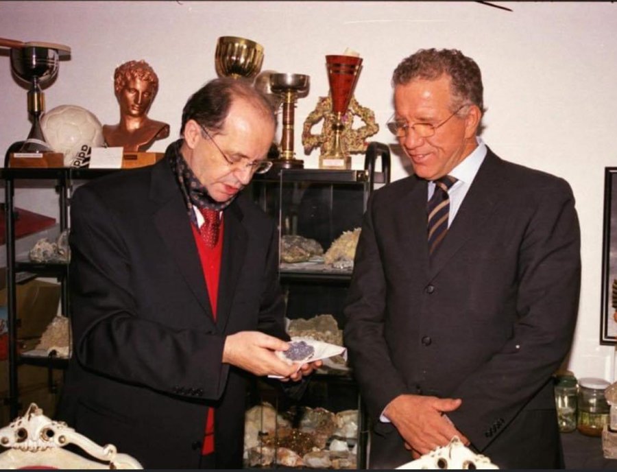 Pacolli ndan fotografi me Rugovën: Simbol i mençurisë, durimit e paqes