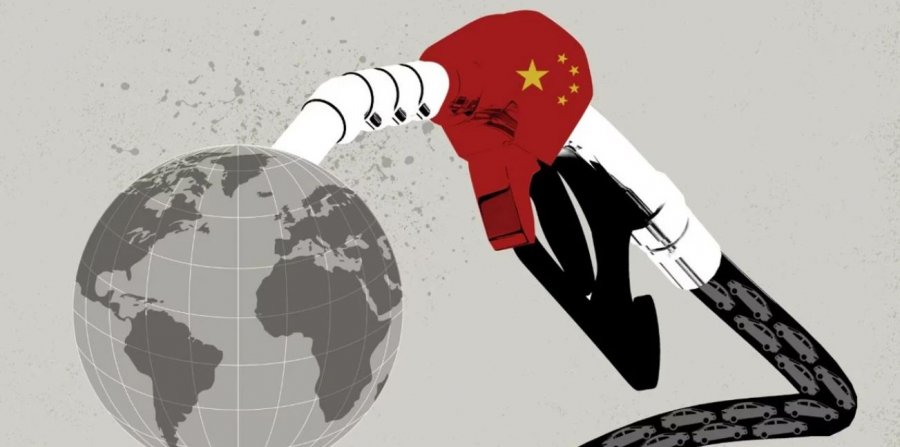 kina-po-synon-boten-me-makina-me-benzine-qe-nuk-mund-t-i-shese-ne-vendin-e-saj