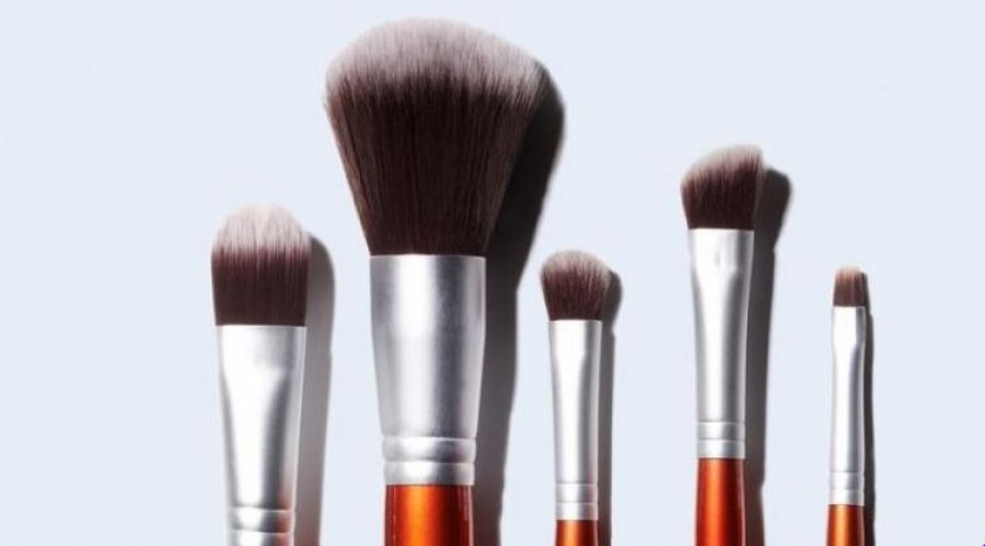 Brushat e grimit duhet t i pastroni patjetër