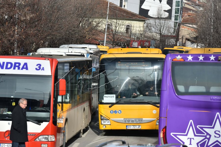Vazhdojnë edhe sot protestat e transportuesve publikë në Prishtinë
